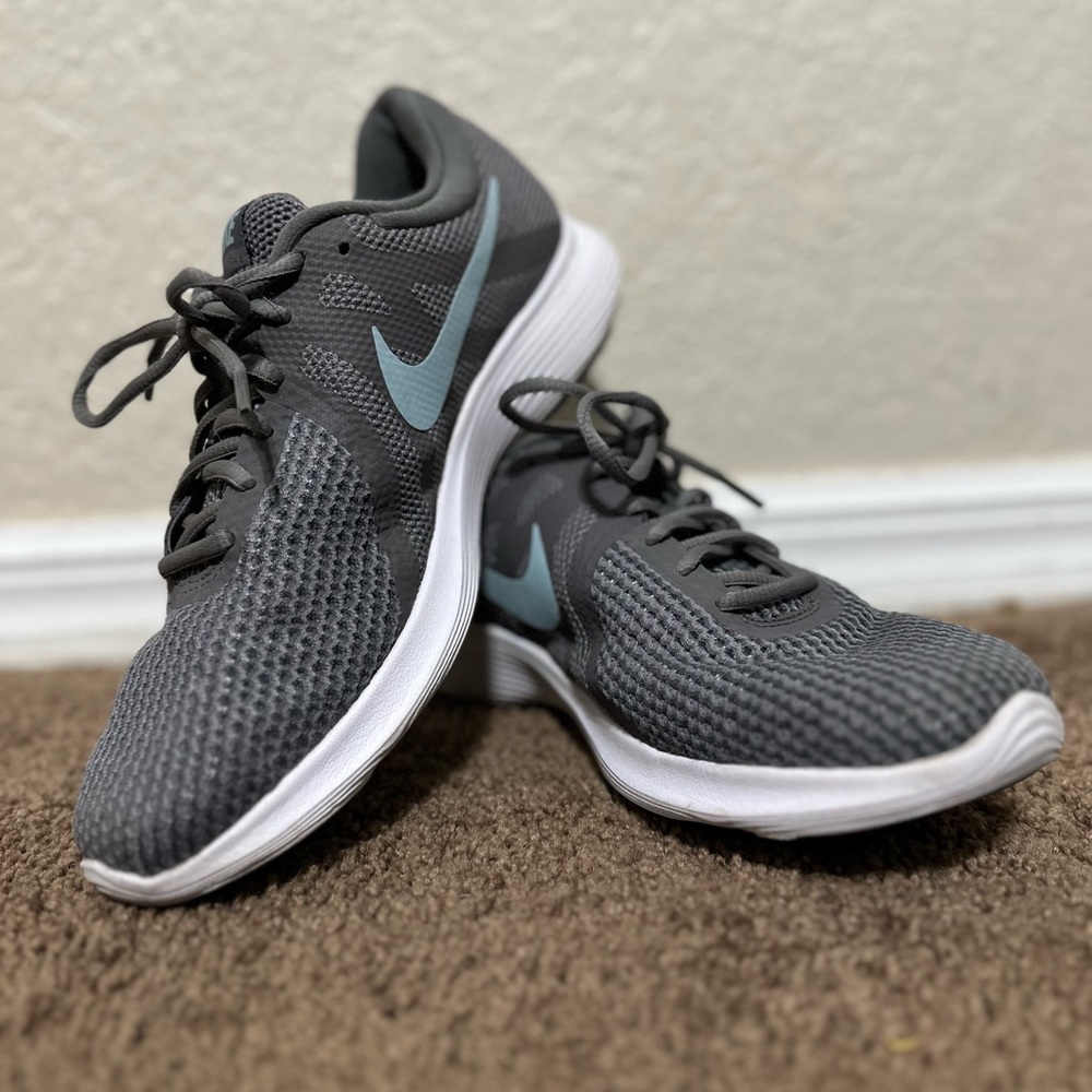 Nike Womens Revolution 4 Running Shoe Gunsmoke/Ocean Bliss/Dark Grey Size